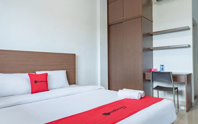 RedDoorz Plus Near Kepri Mall