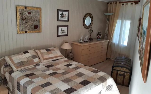 maison en pierre dans un écrin de verdure