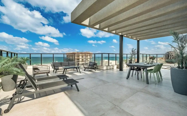 Pool & Jacuzzi Penthouse by Sea N' Rent