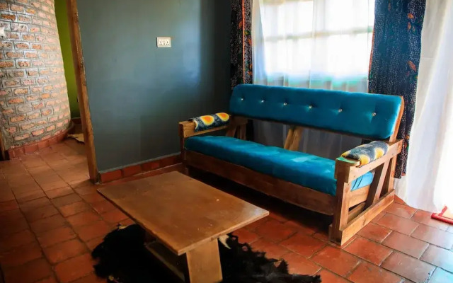 Apuuli Safaris & Cottages