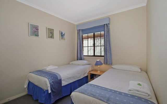 Oak Cottage - Tudor Village Unit 5 – Guest Rooms – Bright