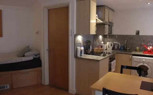 Tower Hill Studio Appartment