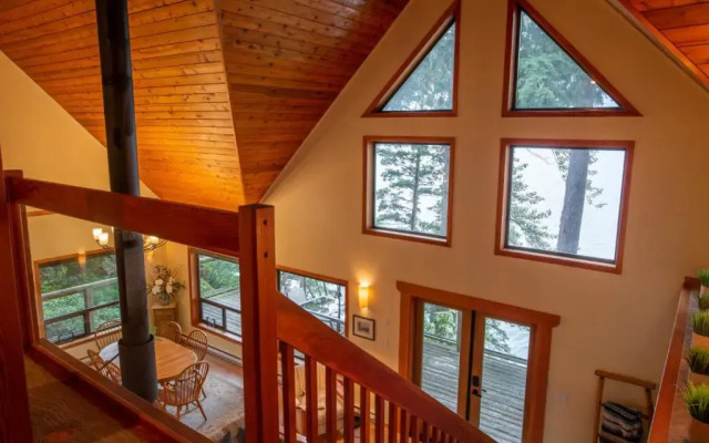 The Overlook, Luxury Lakeside Home with Dock