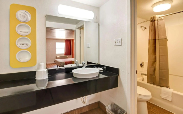 Motel 6 Dallas, TX - Forest Lane