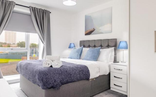 Modern Inn 5 Star Luxury 2 Bedroom Apartment in City Centre with Car Park