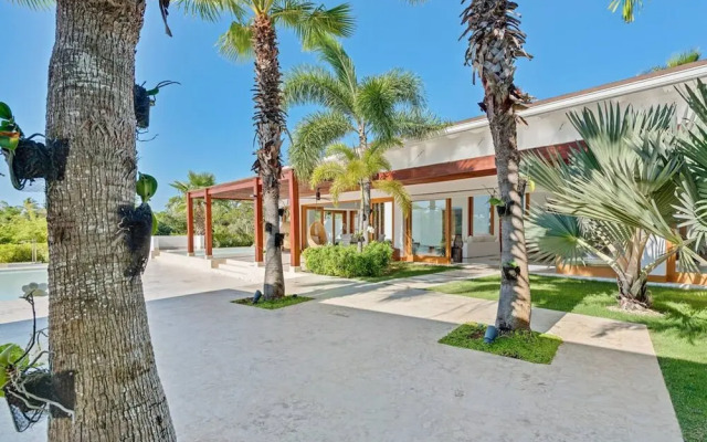Modern Oasis Stunning Views of Golf Course River