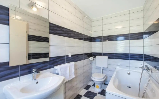 Beautiful Home in Kastel Stafilic With Wifi and 7 Bedrooms