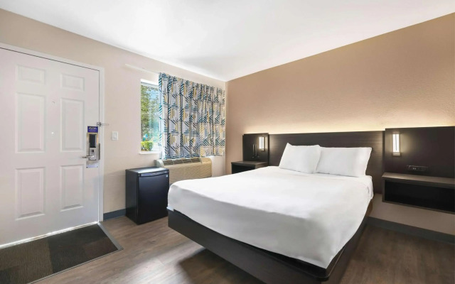 Motel 6 Kirkland, WA - North Kirkland