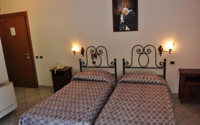 Leo Hotel