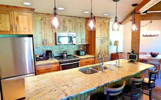 Lift Tickets Ground Floor in Mtn Village, Wifi, Fireplace, Hot Tubs