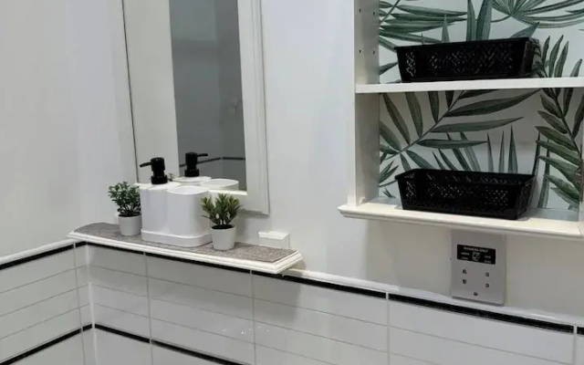 City Centre Apartment - Free Parking - Sleeps 4