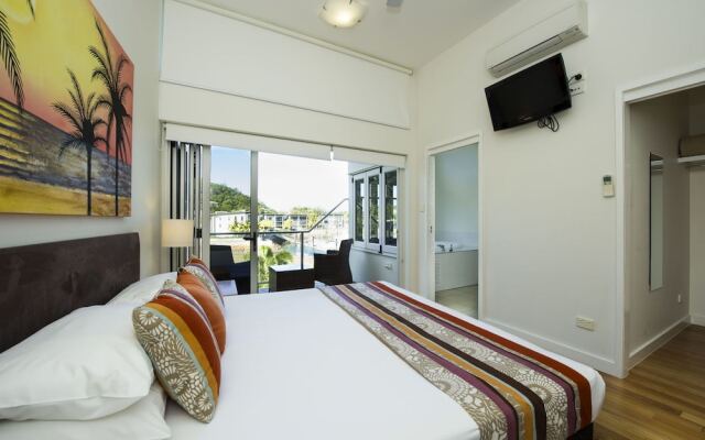 Beachside Magnetic Harbour Holiday Apartments
