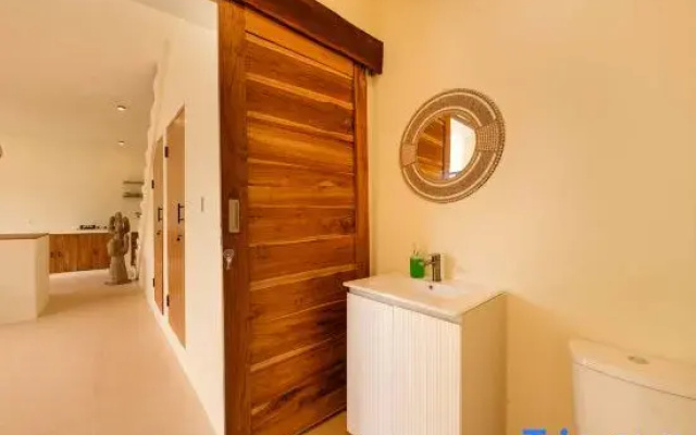 Modern 2BR Oasis with Pool in Balangan
