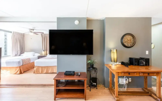 Spacious 14th Floor Corner Suite, Partial Diamond Head and Ocean Views, FREE Parking! by Koko Resort Vacation Rentals