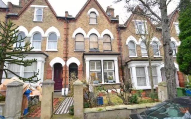 Large and Bright 2 Bedroom Flat In Peckham