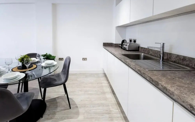 Salford - 2 Bed Apartment - Sleeps 4 - Wifi
