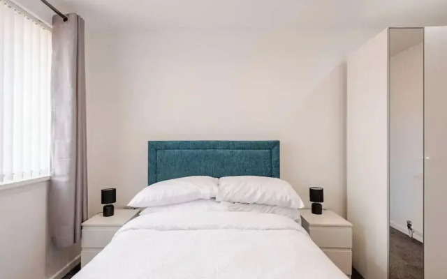4 bed House - Private Garden - Free Parking