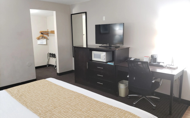 Travelodge by Wyndham Traverse City MI