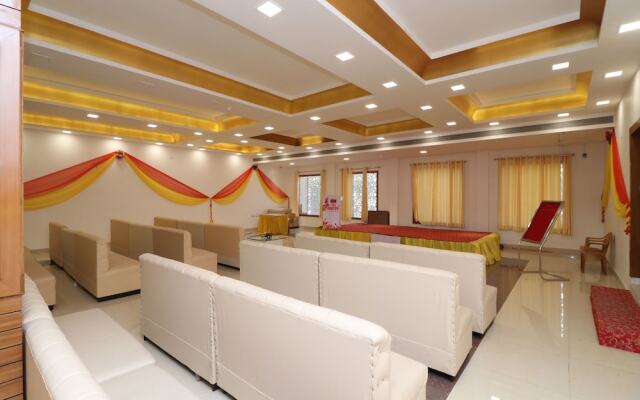 OYO 13406 Hotel Golden Leaf
