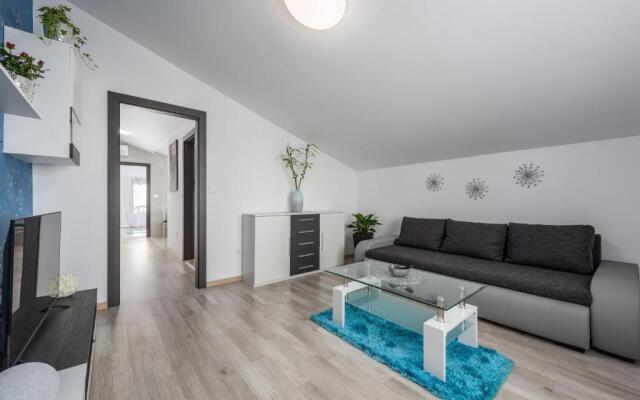 PHAROS house with apartment