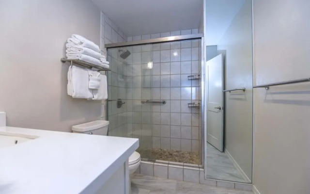Noelani 304 3bdrm 2.5 Bath 3 Bedroom Condo by RedAwning