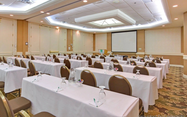 Holiday Inn Hotel & Suites Oakville @ Bronte by IHG