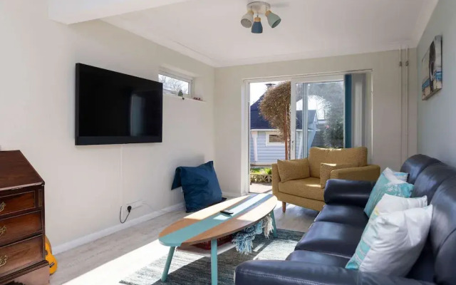 Seaside Retreat - Five Minutes to Beach Village