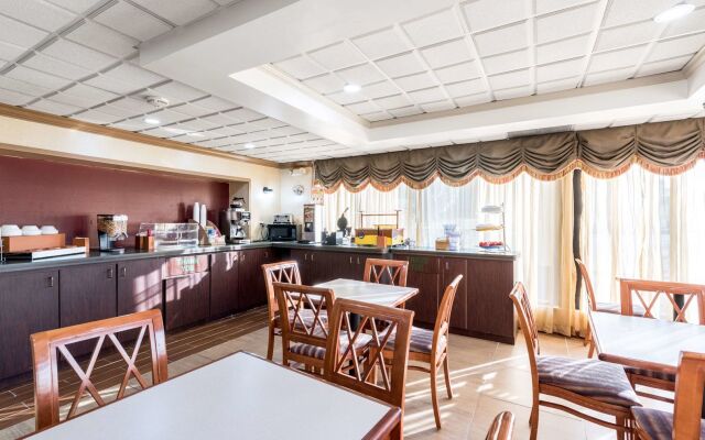 Red Roof Inn & Suites Clinton, TN