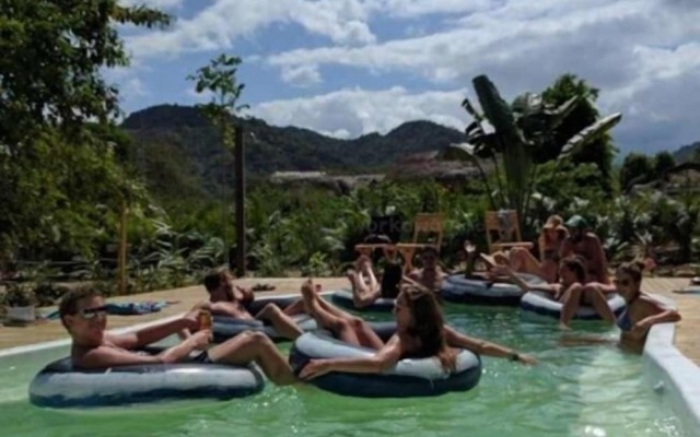 El Zoo Hostel & Pool