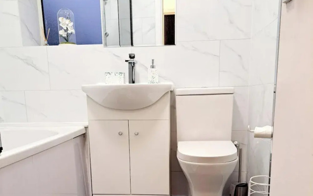 2 Bedroom House in Leeds - Sleeps 5, Wifi, Parking