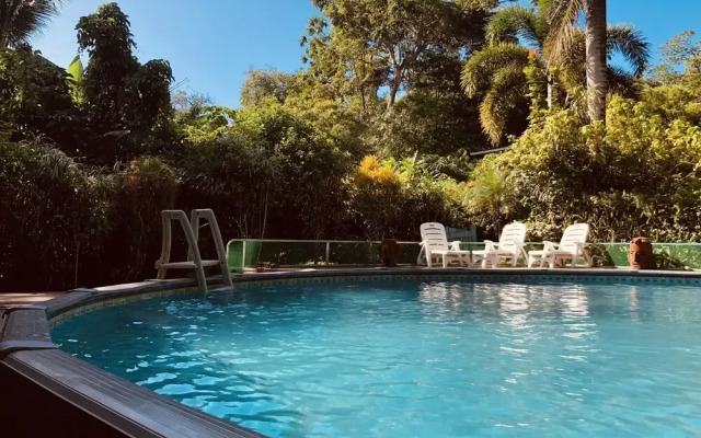 Playa Bluff Hotel