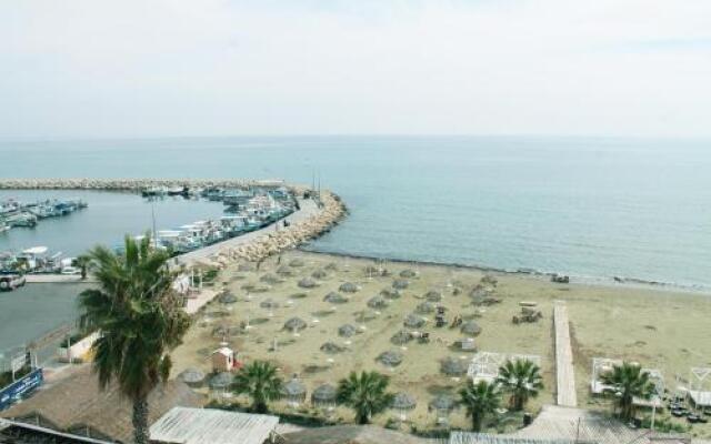 Lazuli Beachfront Apartment 254