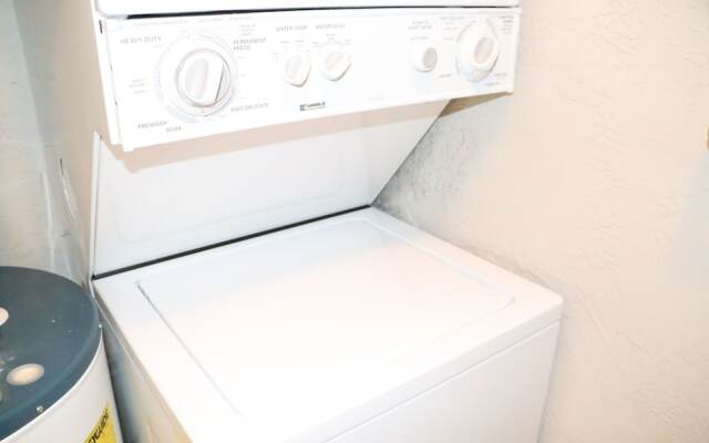 Jamaica Royale 054 - 1 Br Apts