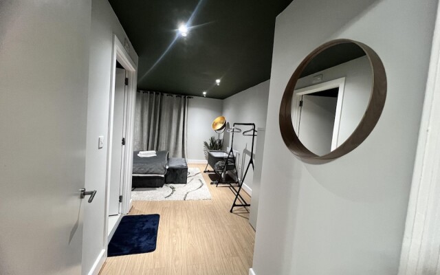 3br-sleeps8-canarywharf-cinemabedroom