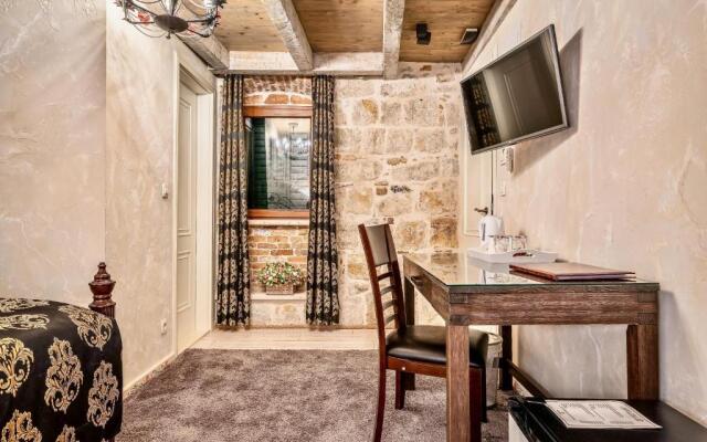 Historic Plaza Varos - Adults Only