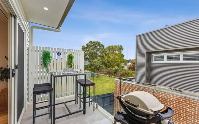CASA EMEC- 500m To The Beach Or Main Strip!
