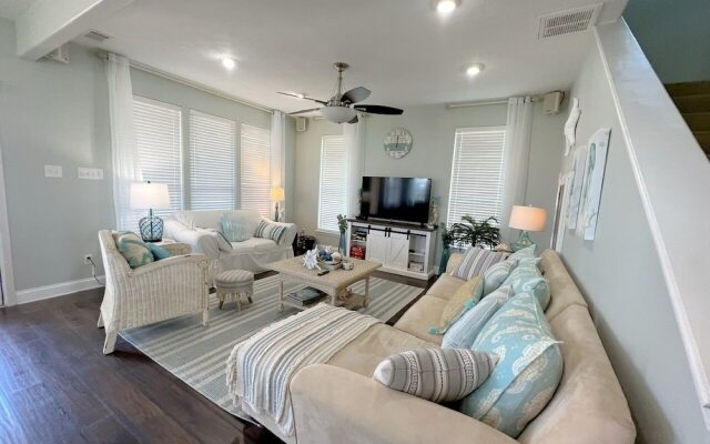 Sea-renity 3 Bedroom Home by Redawning