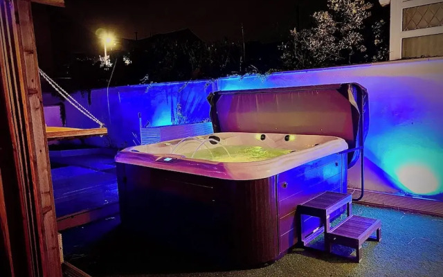 Sleeps10-parking-garden-hottub-petfriendly