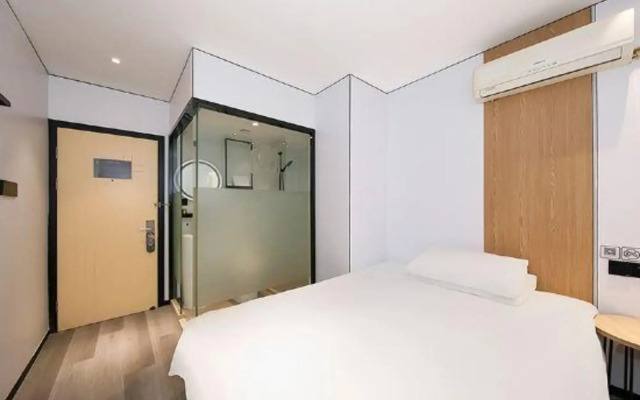 reen Season Hotel MINI (Longdong Avenue, Shanghai New International Expo Center)