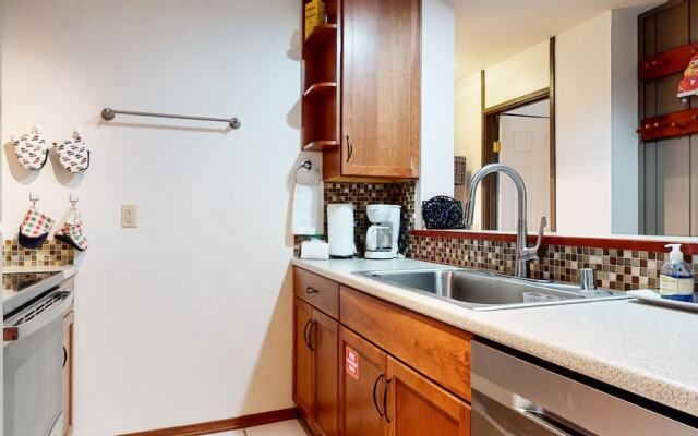 Escape to The Summit - Pool & HT Next Door