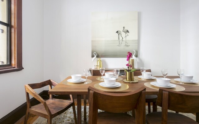 Spacious 3 Bedroom Minutes To CBD