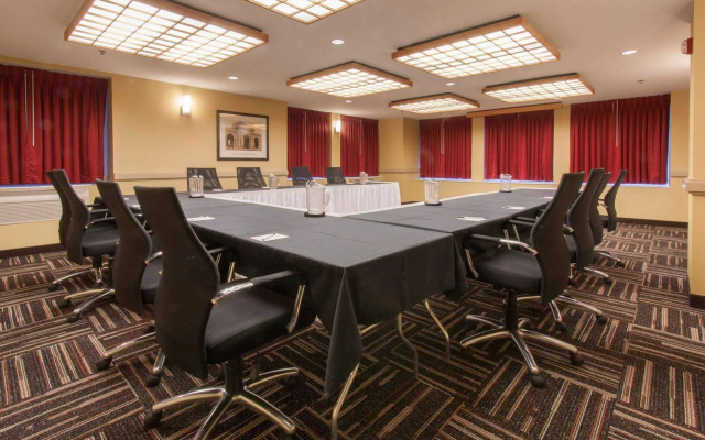 Red Roof Inn PLUS+ Columbus Downtown-Convention Center