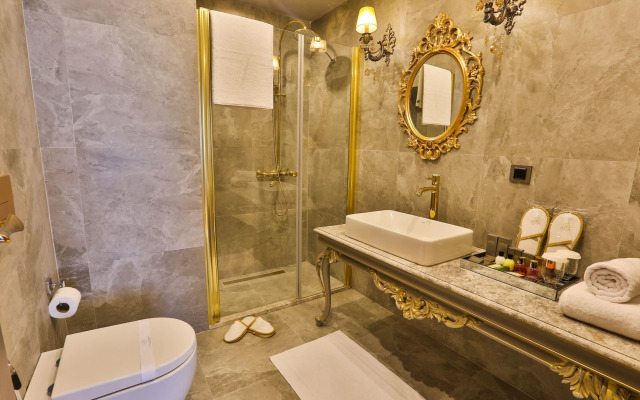 Real King Suite Hotel