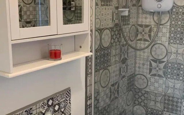 The Beehive - Self Contained Studio by The Sea