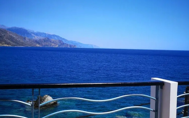 Hotel On The Rocks
