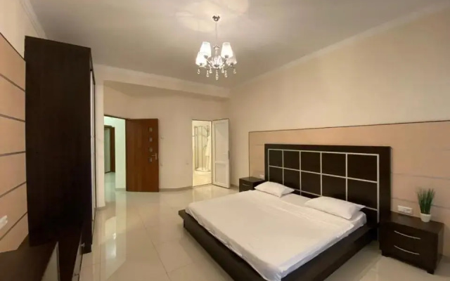 Northern Avenue 2 Bedroom Deluxe Apartment With Balcony HH666