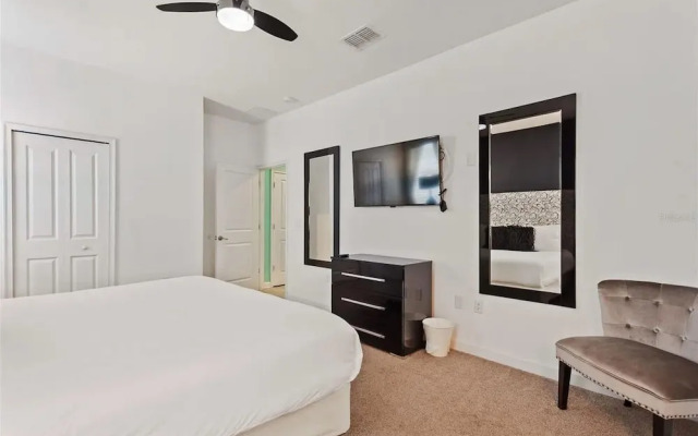 Upstay - Championsgate Home w Hot Tub-pool-cinema