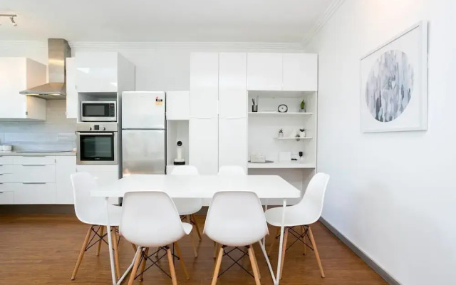 Beachside Apartment with Stunning Views & Parking