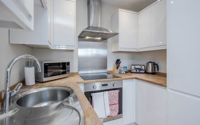 Luxury 1 Bedroom Apartment with Parking