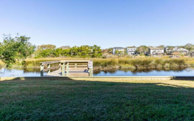 See Otter by Oak Island Accommodations
